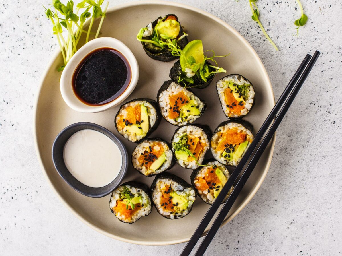 Easy Sushi Rolls Raw Vegan Style Recipe - Rohtopia