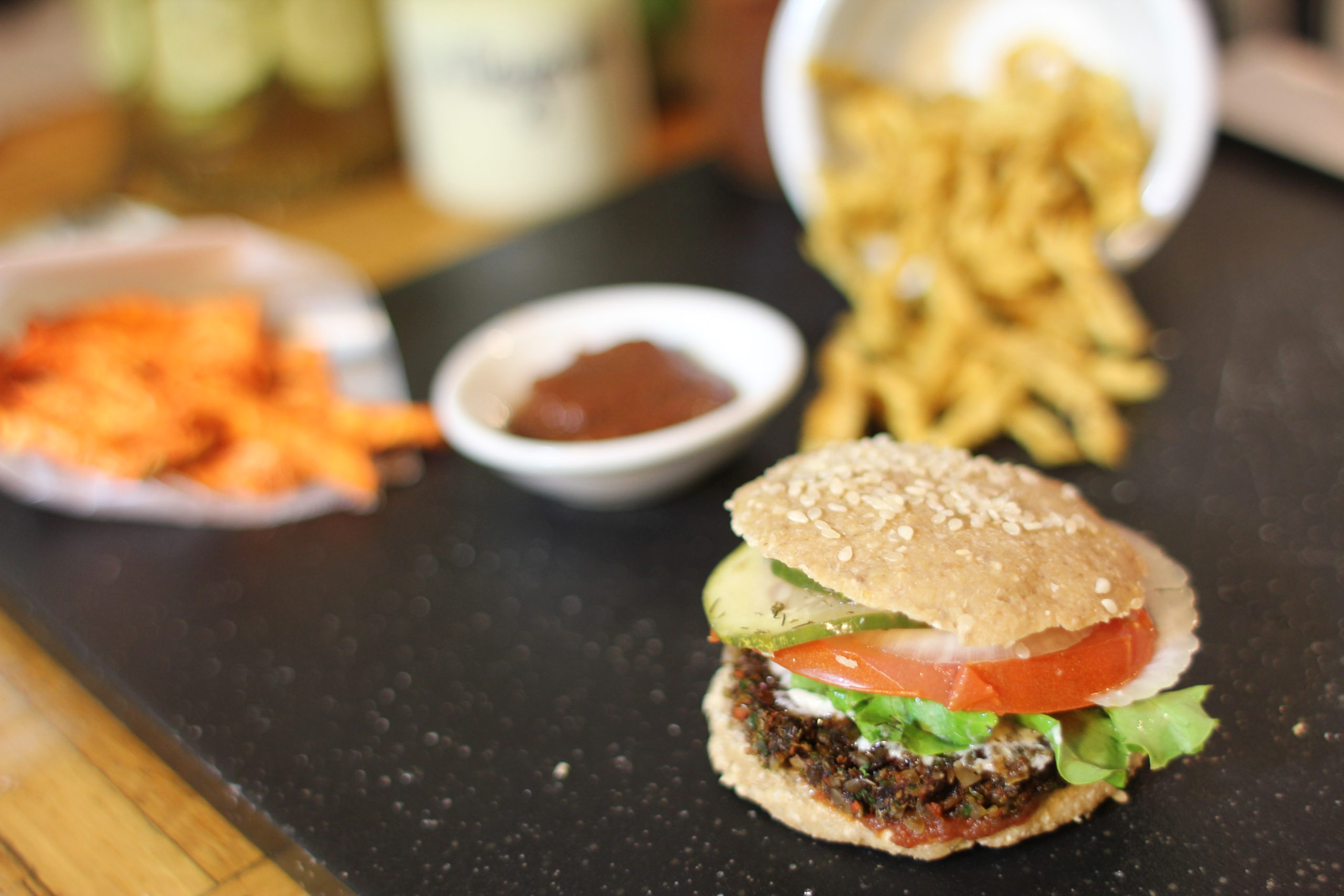 recipe-raw-vegan-burger-with-french-fries-and-ketchup-rohtopia