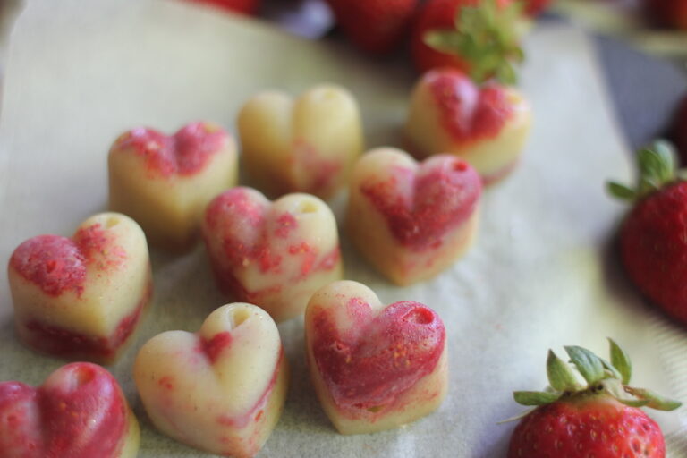 Recipe to make strawberry pink chocolate rohtopia