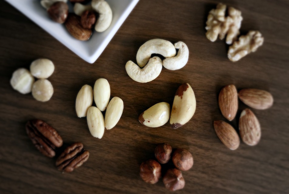 How to make raw vegan milk - ingredients nuts